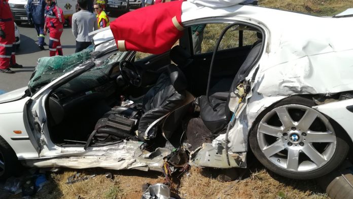 1 Dead, 2 seriously injured in taxi crash on Van Wyk Street in Davidsonville, Roodepoort
