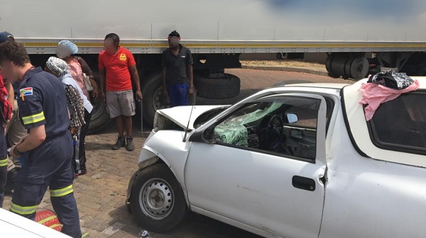 2 injured when bakkie drives into truck in Chloorkop