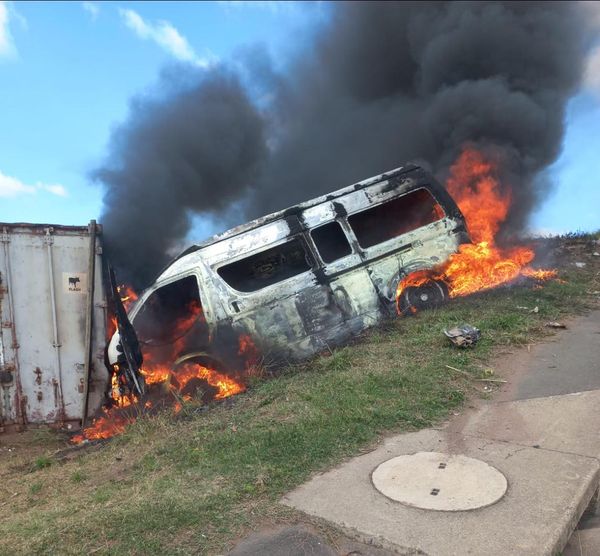 Minibus torched by armed suspects in Ntombe – KZN