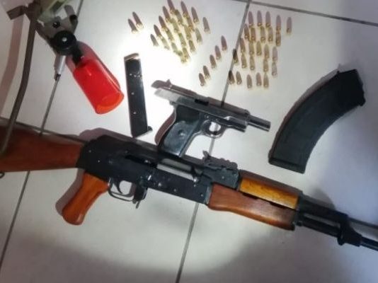 2 Arrested with AK47 rifle and 2 unlicensed pistols, Khayelitsha. Photo: SAPS