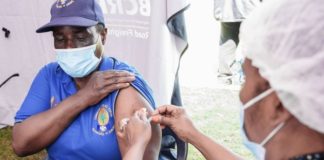 Sister Zanele Ncube gives the Covid vaccine to Martha Morena