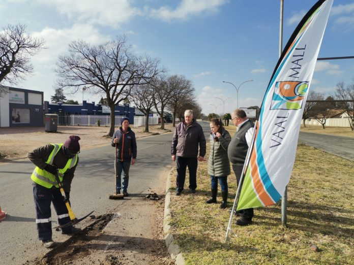 Vaal Mall rolls up its sleeves for pothole repairs Vaal Mall rolls up its sleeves for pothole repairs