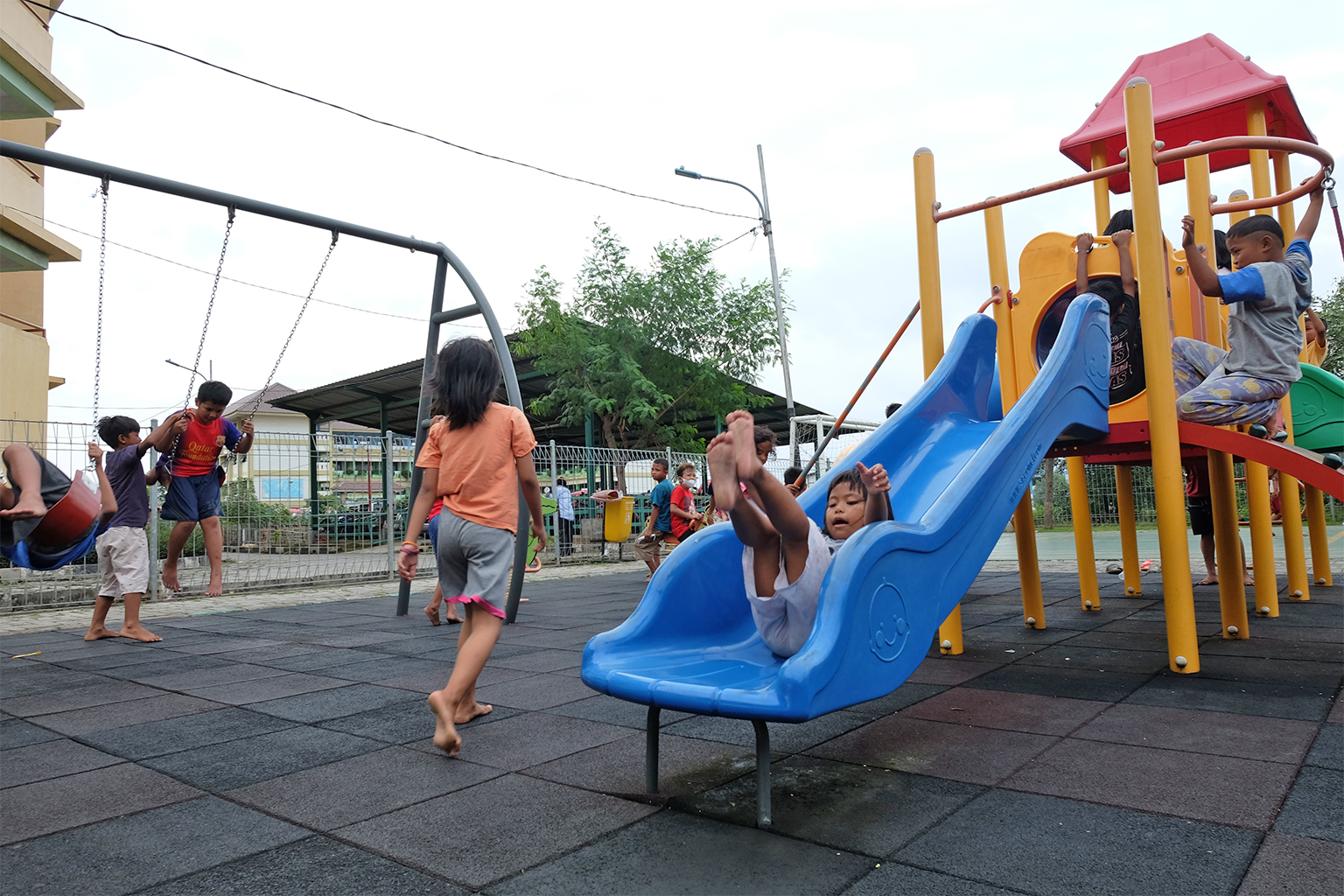 Children of Rusunawa Marunda play at the the child-friendly public space.