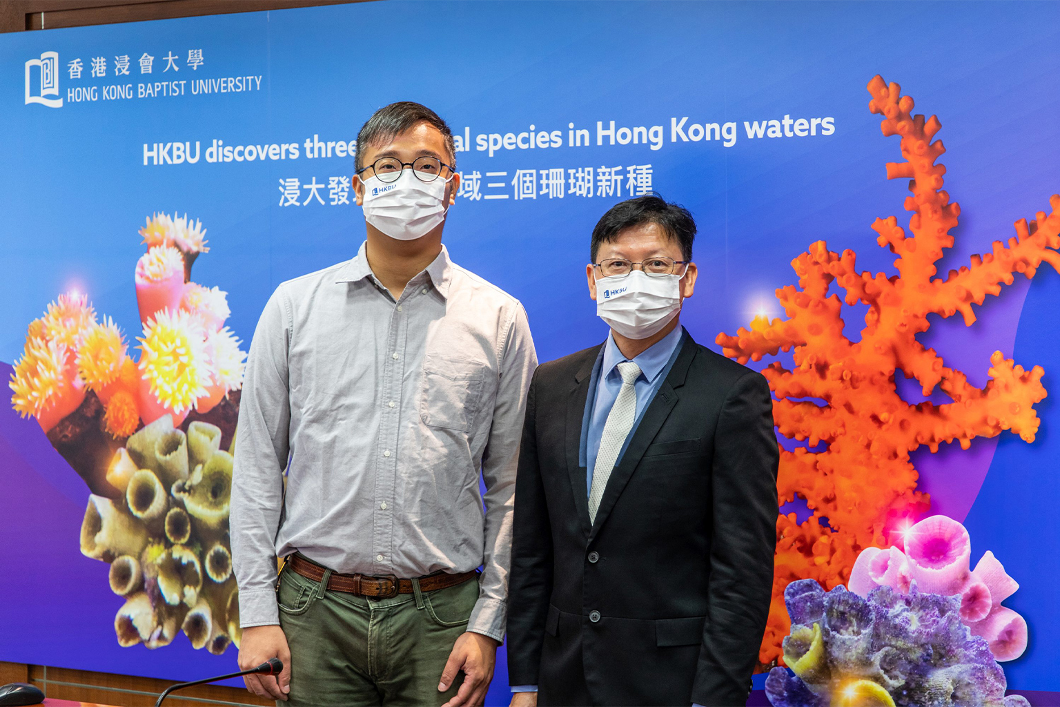 Qiu Jianwen (right) and Yiu King-fung (left) introducing the new coral species.
