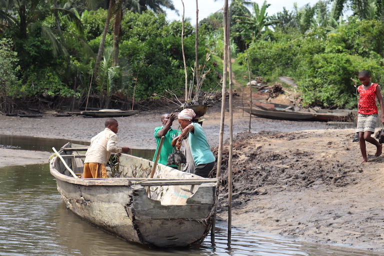 Community members load up a canoe to transport seedlings for planting. Image by Orji Sunday for Mongabay.