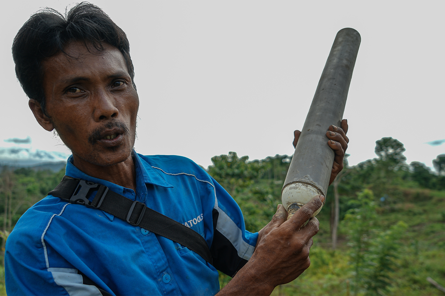 Junaidi demonstrating how the PVC canon works in Alue Buloh, Cot Girek, in June 2022.