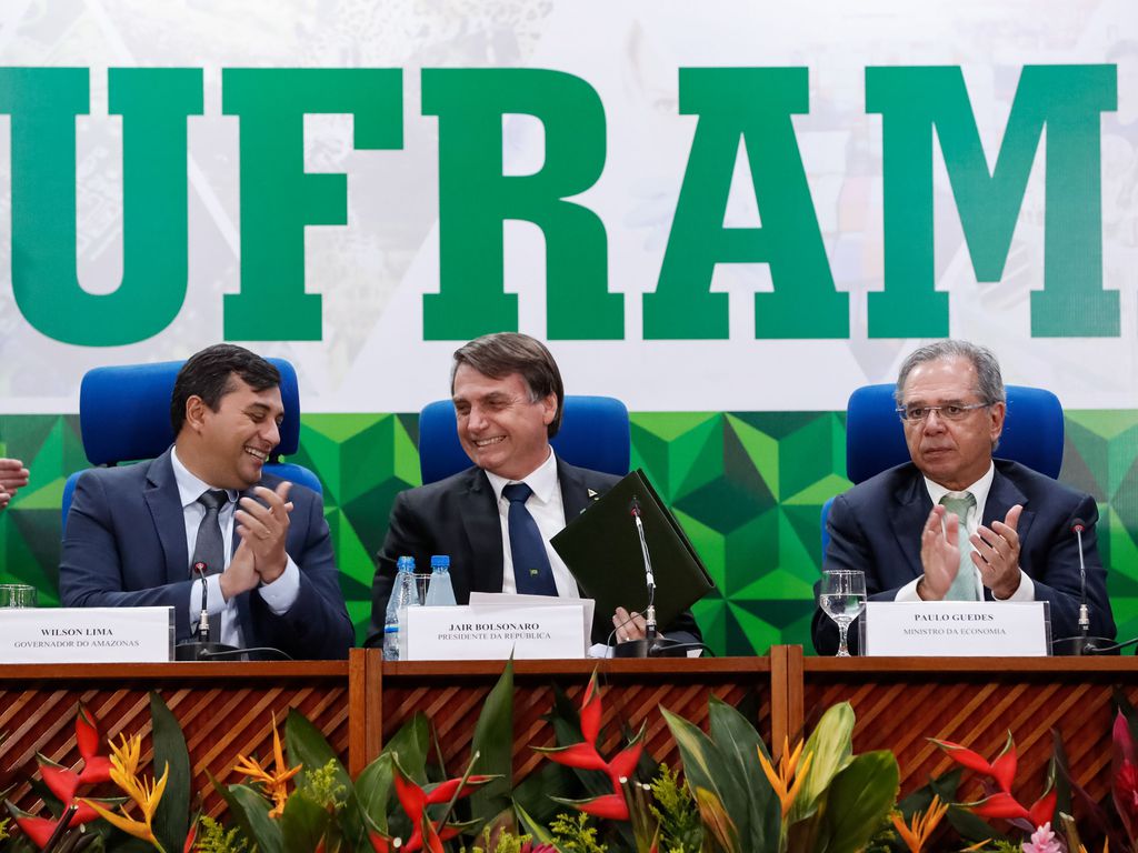 President Jair Bolsonaro with the Economy Minister Paulo Guedes and the governor of Amazonas, Wilson Lima.