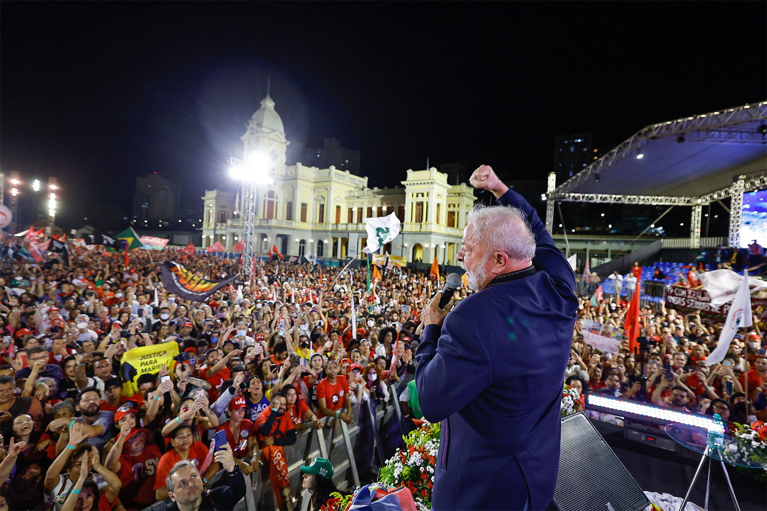 Luiz Inácio Lula da Silva rallies his supporters in Belo Horizonte.