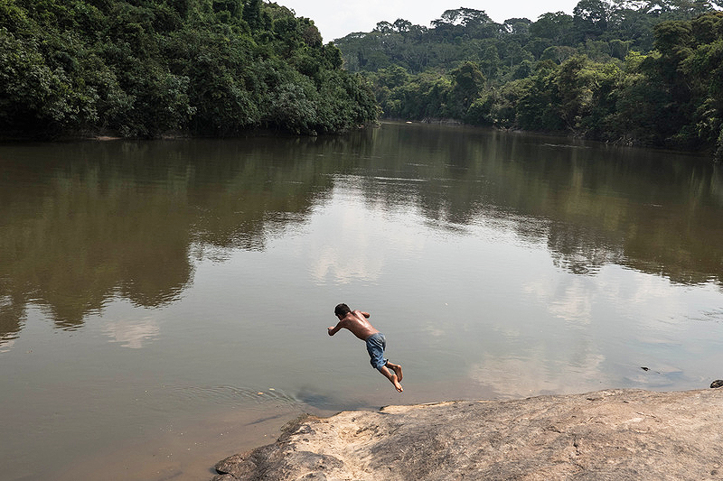 A Karipuna boy dives into the Jacy-Paraná