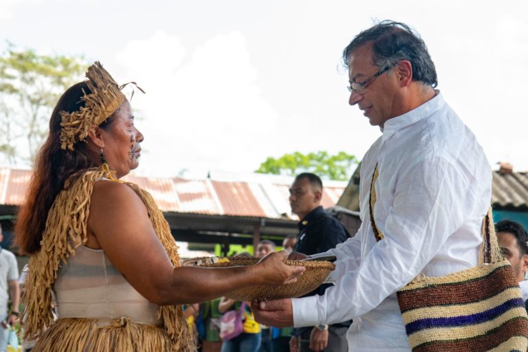 El presidente Gustavo Petro recibe un obsequio de una lideresa indígena en el departamento del Amazonas, Colombia durante su segunda semana de gobierno. Foto: Presidencia de la República de Colombia.