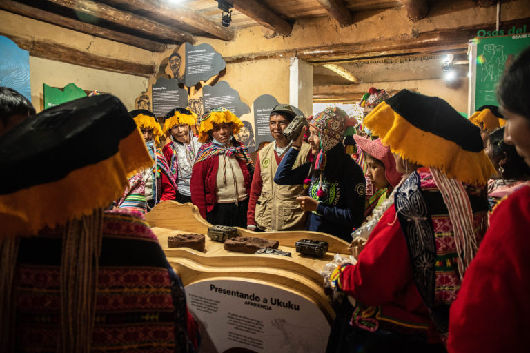 Ruthmery Pillco, the leading scientist and National Geographic Explorer, guiding the community members of the local Jajahuana community at the Andean Bear Interpretation Center “Ukukuq wasichan”, or “the little house of the Andean Bear”, as they call it in Quechua. Photo: Efrain Zegarra, Conservación Amazónica ACCA.