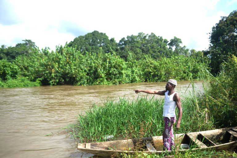 Alain, a fisherman from Ndji village, thinks that the lack of fish in the "central barrier" basin is due to the dam construction blocking the water, preventing species’ migration. Image by Yannick Kenné.