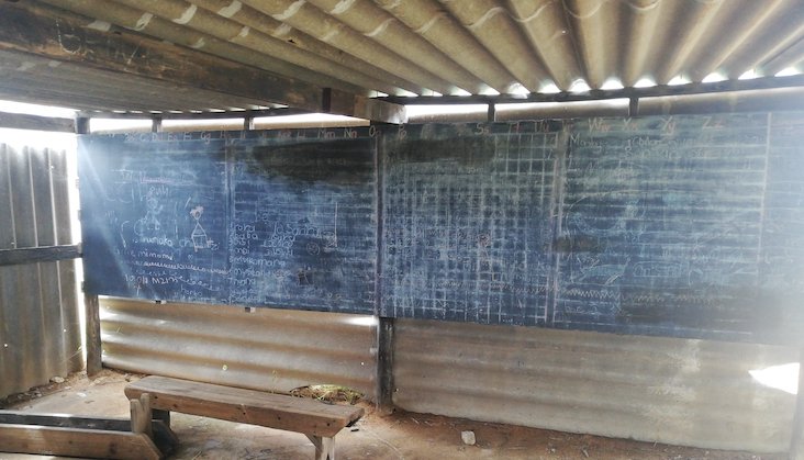 The schools built in Arda Transau for the forcibly relocated Chiadzwa communities are not big enough, leaving many children with no option but to learn in makeshift classrooms. Image courtesy of New Zimbabwe.