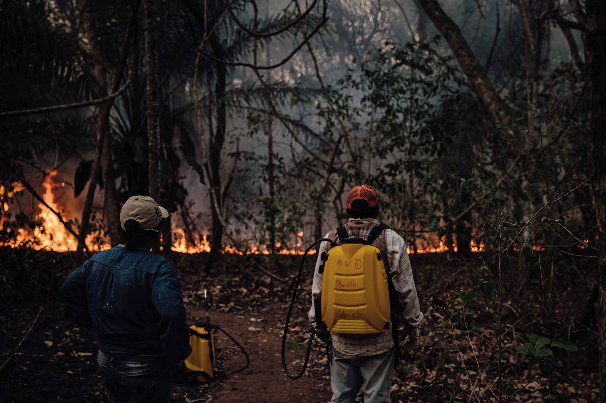Community members from Santiago de Chiquitos attempt to stop the fire from advancing on the border of the Tucabaca Valley protected area. Image by Claudia Belaunde.