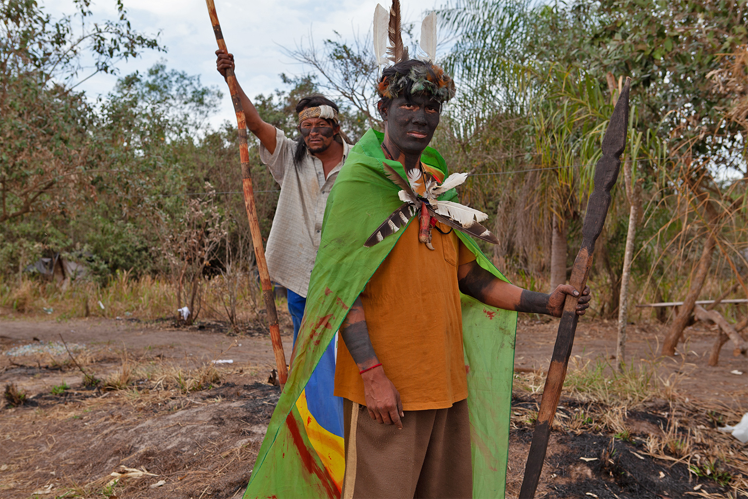 Two menbers of the Guarani-Kaiowá Indigenous community.