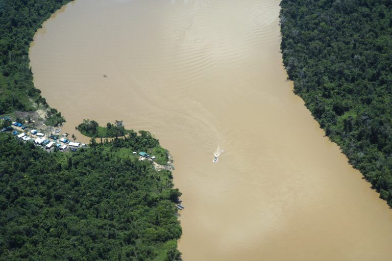 Waikas, Raraima, Brazil September 1st 2022 Aerial view of a boat sailing from the garimpos in the Waikas region. Photo © Victor Raison 2022, all rights reserved