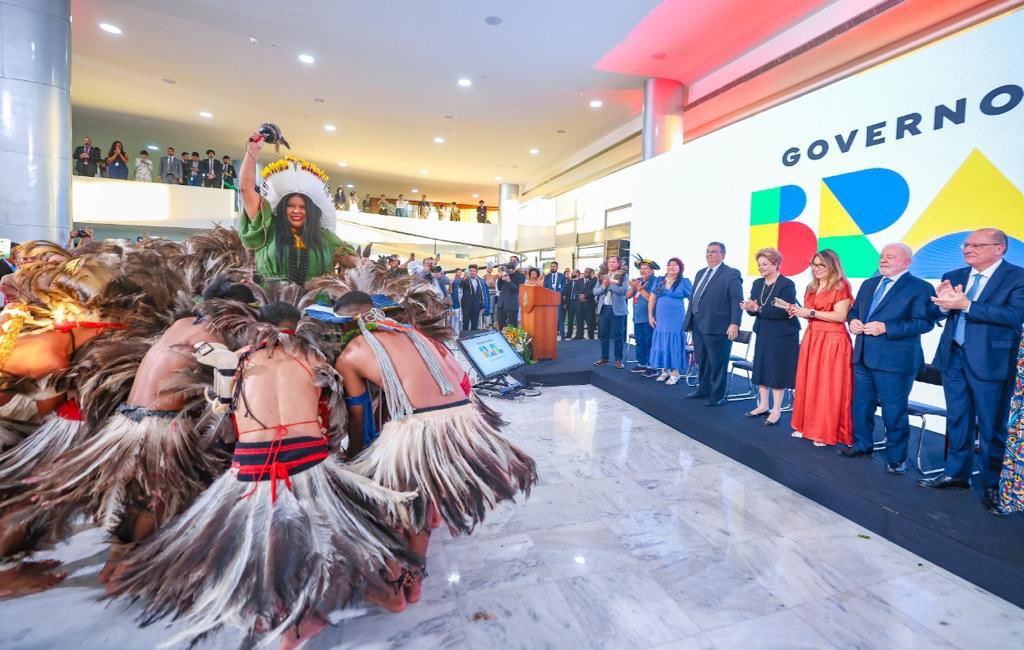 Indigenous people cheer Sonia Guajajara during her inauguration as Brazil's minister of Indigenous peoples. Image courtesy of Ricardo Stuckert @ricardostuckert