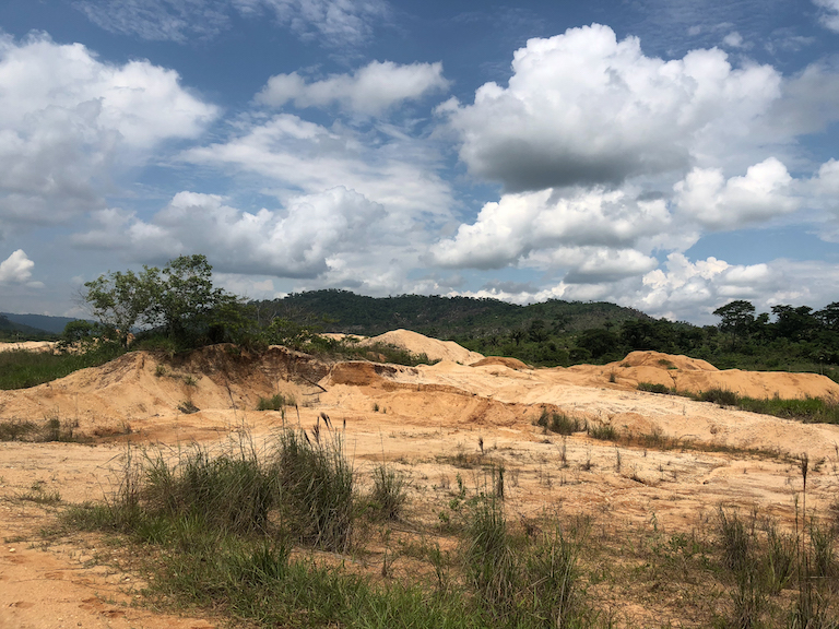 Illegal mines, known as garimpos, dot the Apyterewa Indigenous Reserve. Even though the territory has been demarcated since 2007, outsiders have invaded Apyterewa, where the soil is rich in mineral deposits. Photo by Ana Ionova for Mongabay.