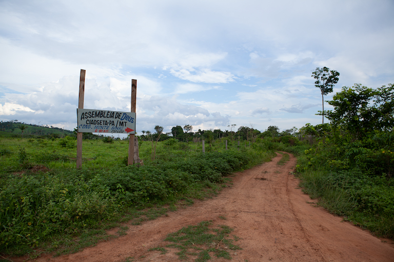 In Paredão, one of the oldest settlements in Apyterewa, the traces of occupation are everywhere. A hand-painted sign points the way to an evangelical church some 10 kilometers down the road. Photo by Ana Ionova for Mongabay.
