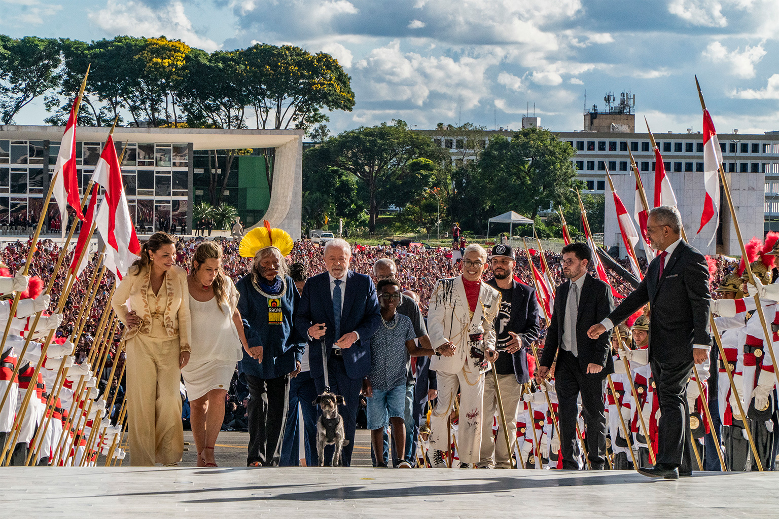 Luiz Inácio Lula da Silva walks up the ramp of the presidential palace beside representatives of Brazilian society.
