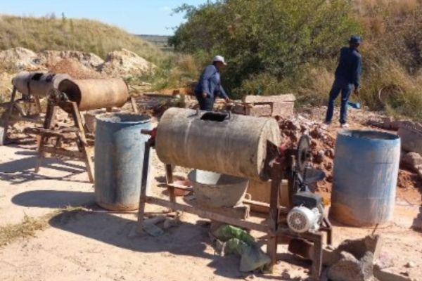 8 Illegal miners arrested, Wolwerand mine, Klerksdorp