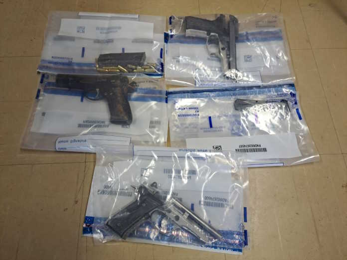 Police intercepts four armed robbery suspects and confiscates stolen cash and illegal firearms
