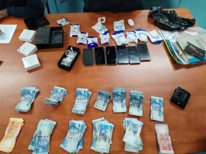 SAPS detain suspects for the possession of presumed stolen cellphones