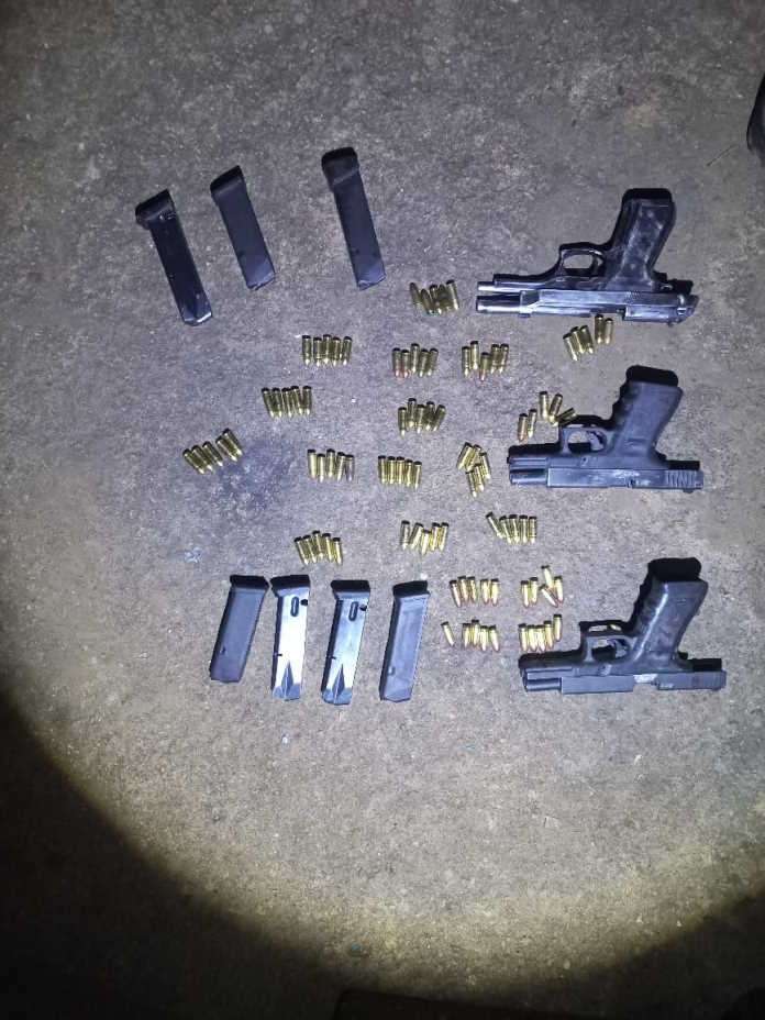 One suspect fatally wounded and three unlicensed firearms, scores of ammunition recovered