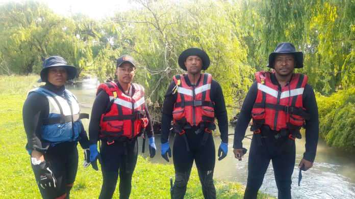 Police search and rescue at Liebenbergsvlei River Police search and rescue at Liebenbergsvlei River