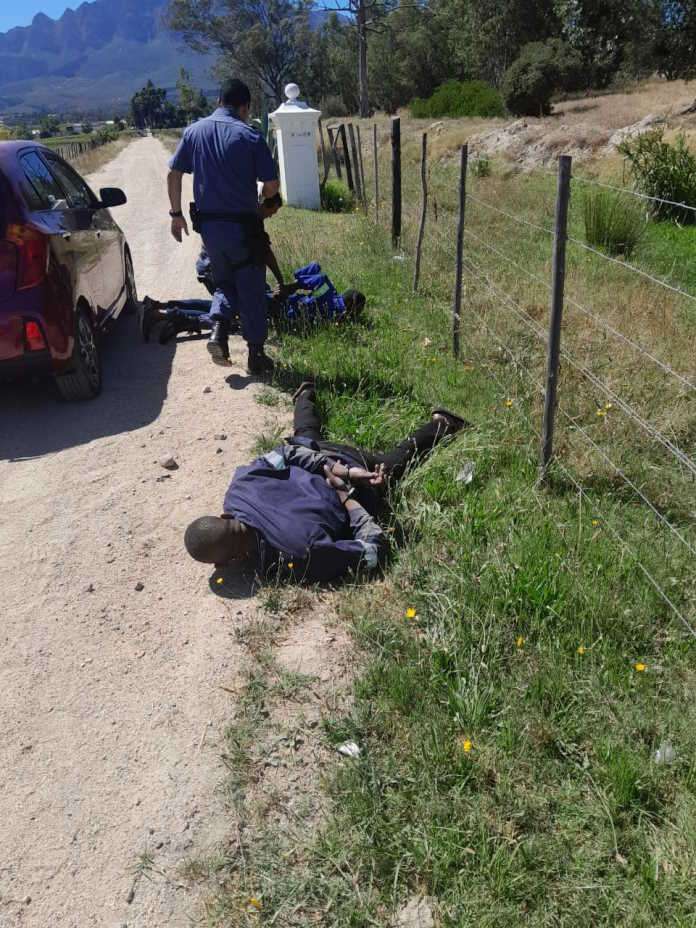 Police arrest suspects shortly after they perpetrated a business robbery Police arrest suspects shortly after they perpetrated a business robbery