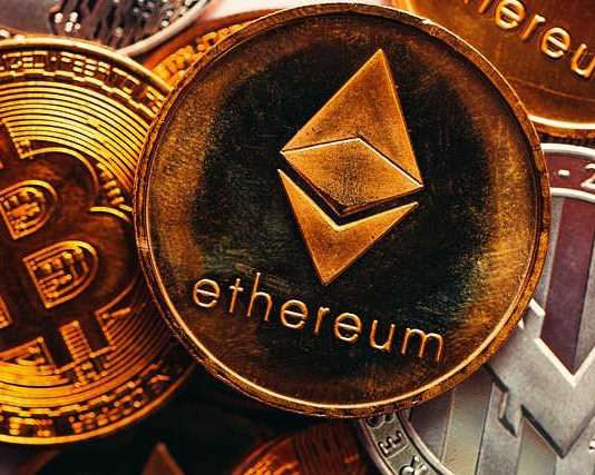 Ethereum bolstered by hopes, Bitcoin waits for a signal