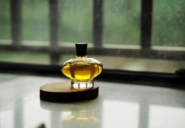 The Role of Scent in Arabic Love Stories: Fragrance as a Symbol of Romance and Passion The Role of Scent in Arabic Love Stories: Fragrance as a Symbol of Romance and Passion