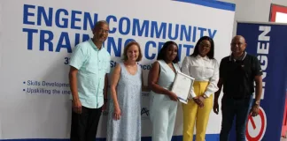 CSI Manager Olwethu Mdabula hands over a certificate to a recent graduate