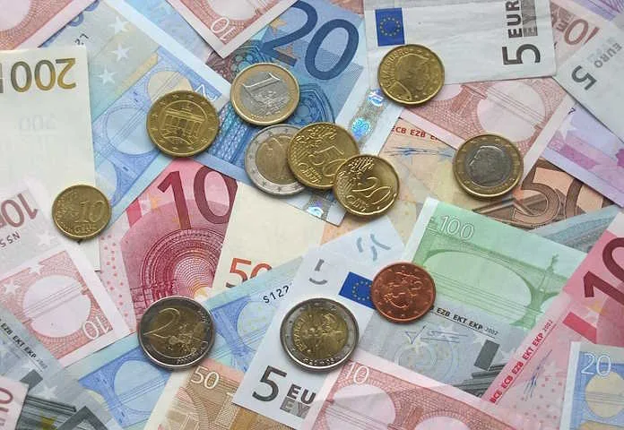 Euro pressured by German pessimism Euro pressured by German pessimism