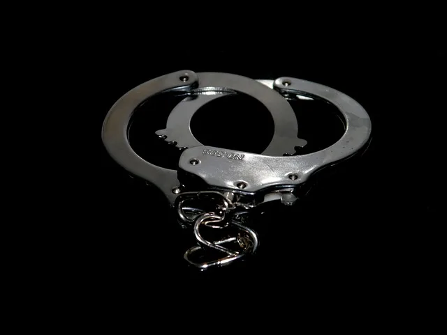 handcuff-g91eabbe90_640 Senior Hawks officer arrested for corruption