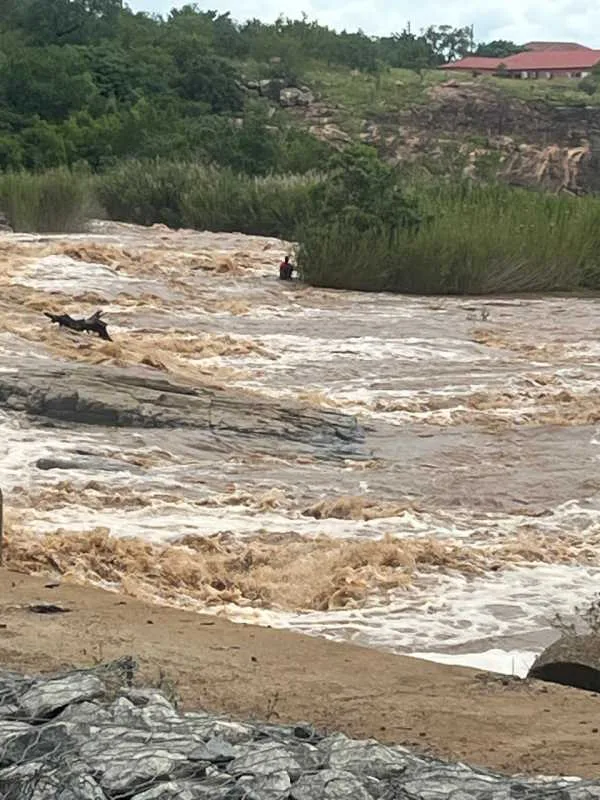 saps-20250111-m2 Young lady rescued by police after being swept away by strong river current