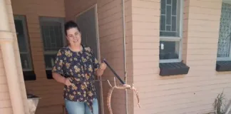 Northern Cape SAPS pilot saves the day by catching two snakes at Belmont police station Capt Joanita Becker, a SAPS Porter pilot in the Northern Cape