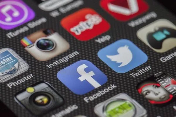 twitter-facebook Use social media responsibly