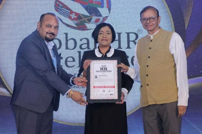 Humsha Ramgobin receiving the Top Global HR Influencer Award