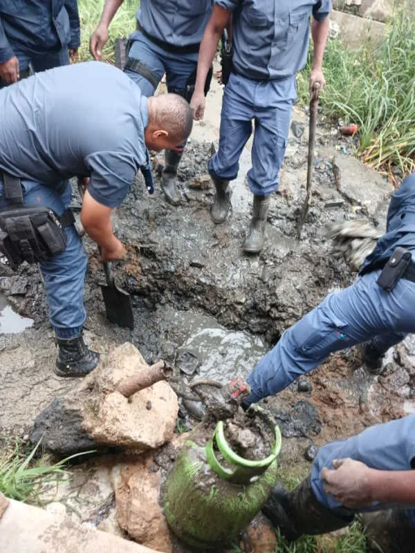 saps-20250308-f4 Operation Vala Umgodi operators dig deep to retrieve gold processing cylinders