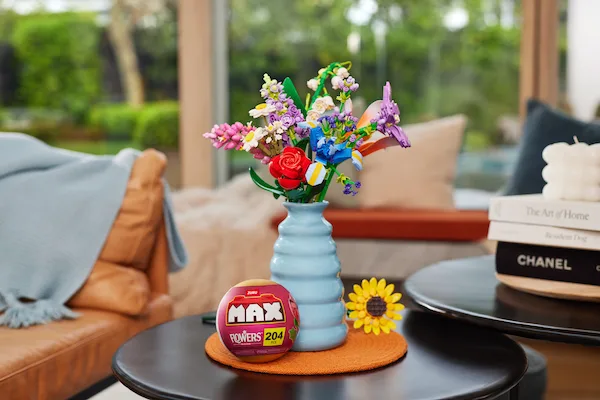83184A_MAXPREMIUM_FLOWERS_DAISY_LAVENDER_LIFESTYLE_01-B-copy ZURU’s MAX Build More Premium Capsules Are the Ultimate Collectible Craze.