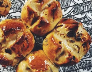 Rooibos-Chai-and-Honey-Hot-Cross-Buns