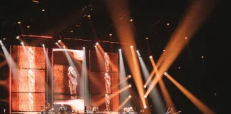 Holding Back the Years: 40 Years of SIMPLY RED Holding Back the Years: 40 Years of SIMPLY RED
