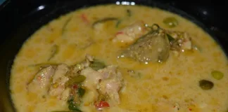 Thai Food: Why You Shouldn’t Miss Green Curry on Your Holiday to Thailand A typical cheaper market bought Green Curry (Thai: แกงเขียวหวาน).