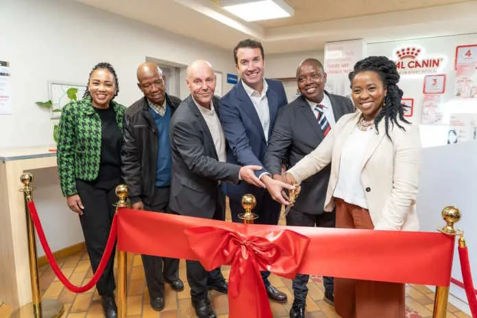 Cat-Friendly-Clinic-1536x1024 From L to R - Ursula Ndhlovu, Dr Waynton Rabolao, Frank Chadinha, Carlos Andres Luna, Dr Alfred Kgasi and Honourable MEC Vuyiswa Ramokgopa