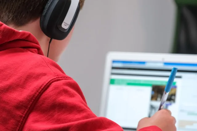 compare-fibre-Y8TiLvKnLeg-unsplash How Online Learning Boosts Students’ Performance