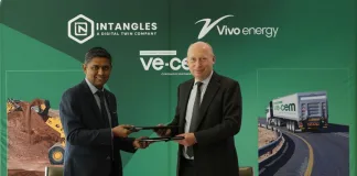 Signing ceremony between Vivo Energy and its partner Intangles at launch of ve-cem (continuous equipment monitoring). Left: Anup Patil, CEO Intangles. Right: Stan Mittelman, CEO Vivo Energy.