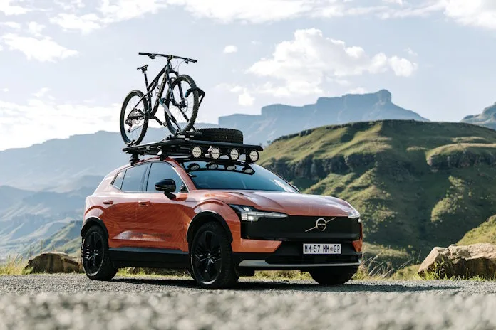 56 years after the first Volvo made the climb, the all-electric EX30 Cross Country proves that EVs can tackle South Africa’s toughest terrain—powered by the country’s highest solar-powered charger. 