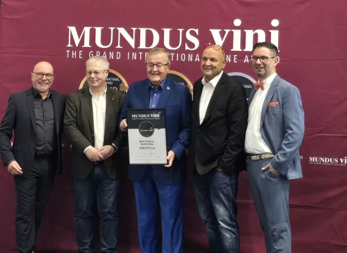 Kirk Bauer, Robert Joseph, Tim Hutchinson, Christoph Meininger, and Christian Wolf present the Mundus Vini Best Producer South Africa Over the Past 25 Years Award.