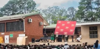 Four local schools receive a share of 20 000 loaves of bread Four local schools receive a share of 20 000 loaves of bread